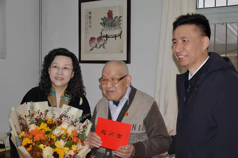 濟(jì)南產(chǎn)發(fā)集團(tuán)黨委副書記、總經(jīng)理黃蓓走訪慰問離休老干部、老黨員